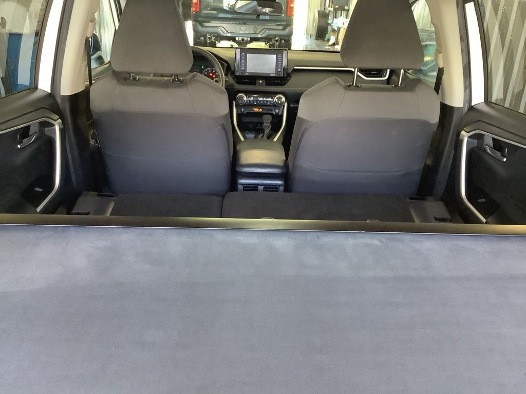 2020 Toyota RAV4 XLE photo 33