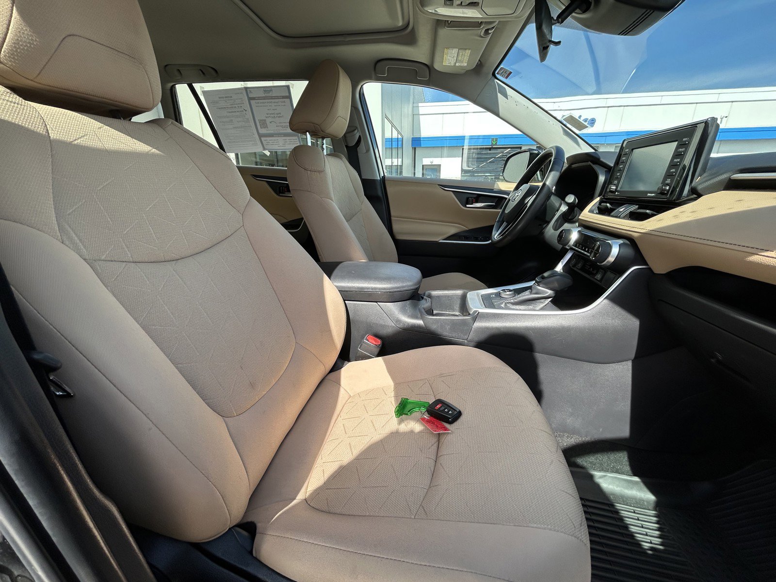 2022 Toyota RAV4 Hybrid XLE photo 19