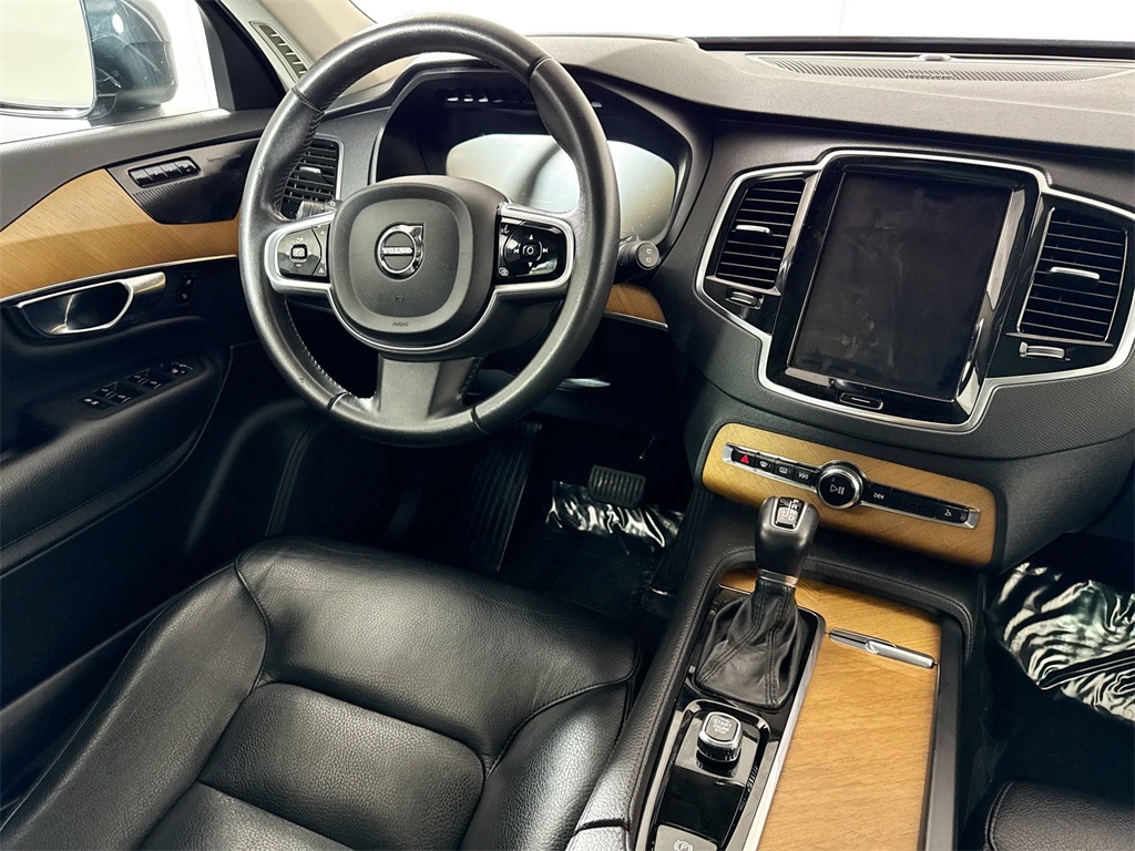 2022 Volvo XC90 T5 Momentum photo 6