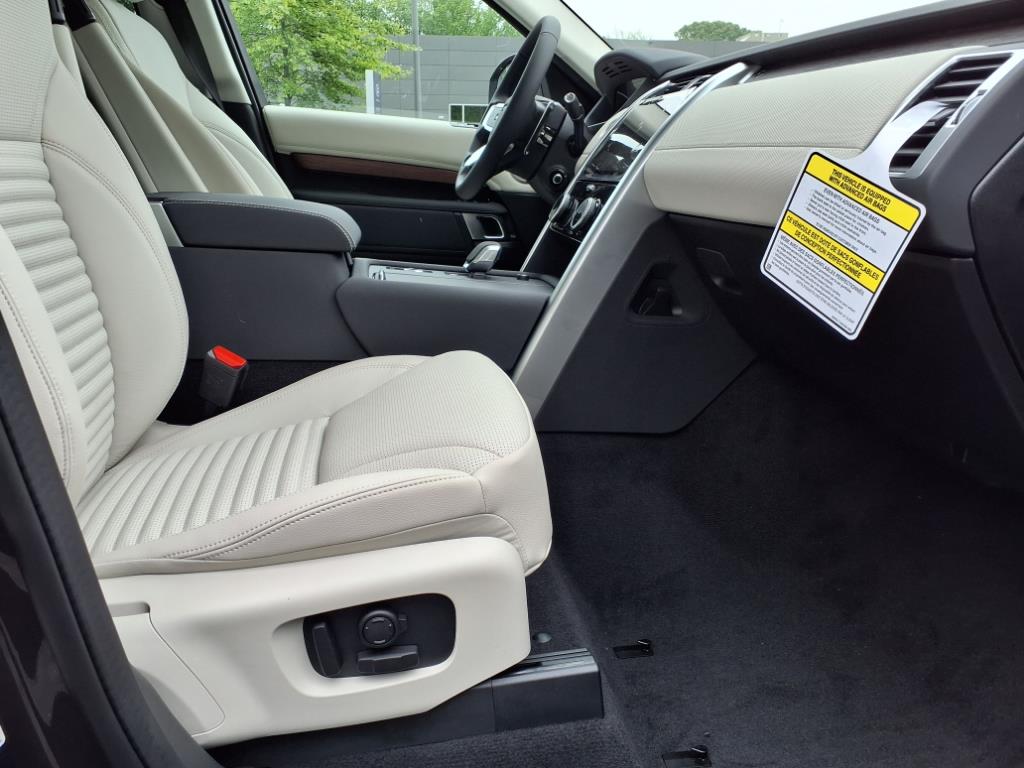 2025 Land Rover Discovery SE photo 3