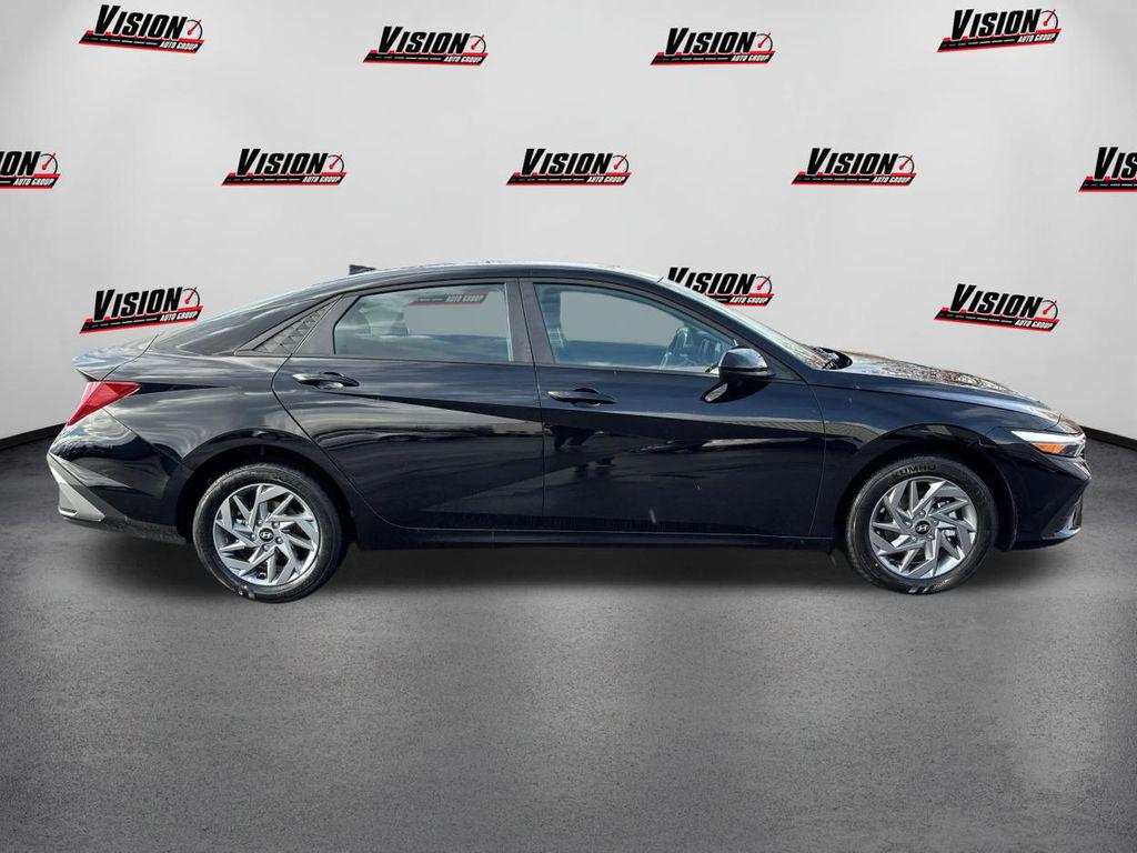 2026 Hyundai Elantra Blue SEL Sport photo 2