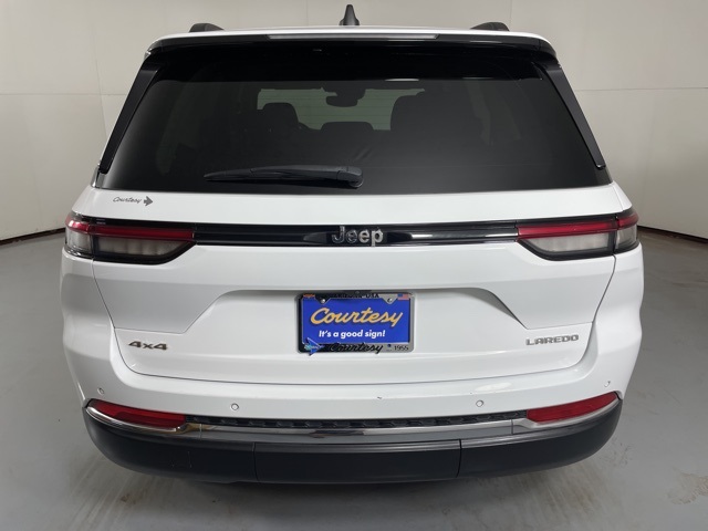 2023 Jeep Grand Cherokee Laredo photo 3