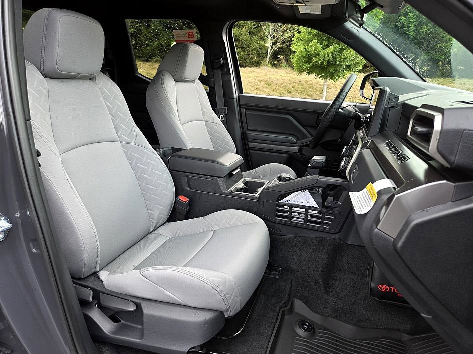 2025 Toyota Tacoma SR5 photo 16