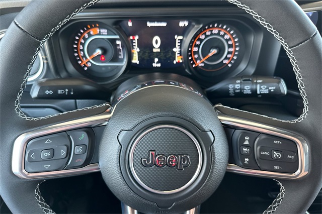 2025 Jeep Wrangler Sahara photo 17