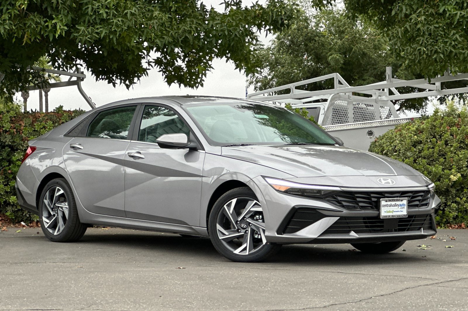 2025 Hyundai Elantra Hybrid Limited photo 2