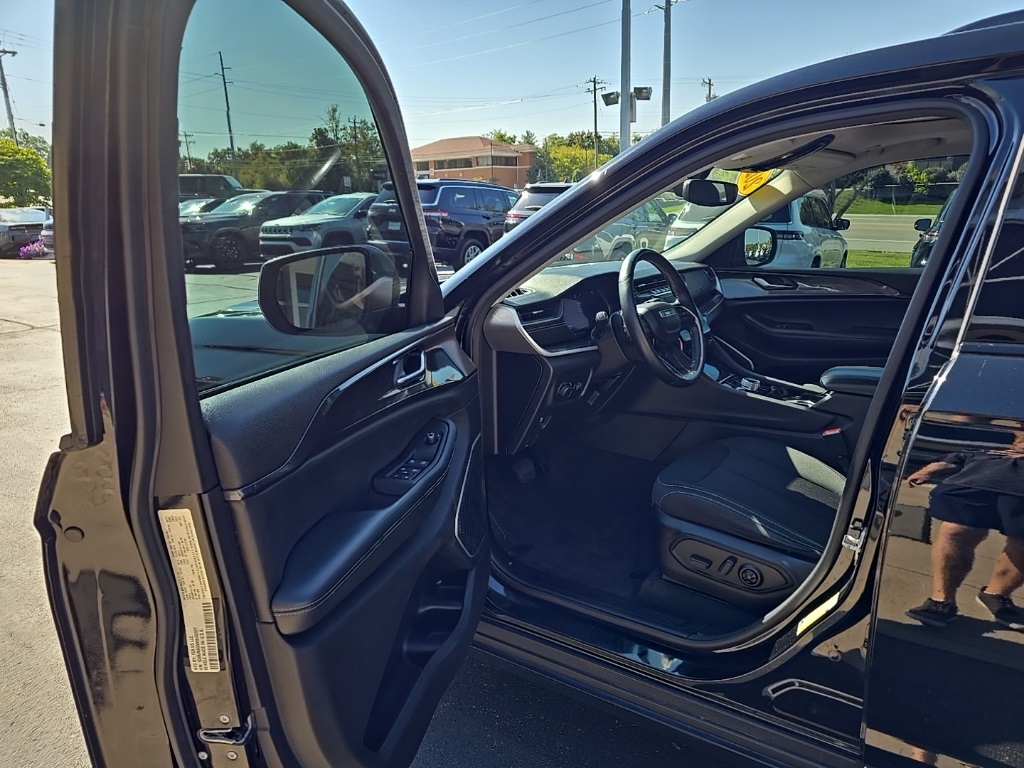 2021 Jeep Grand Cherokee Laredo photo 13