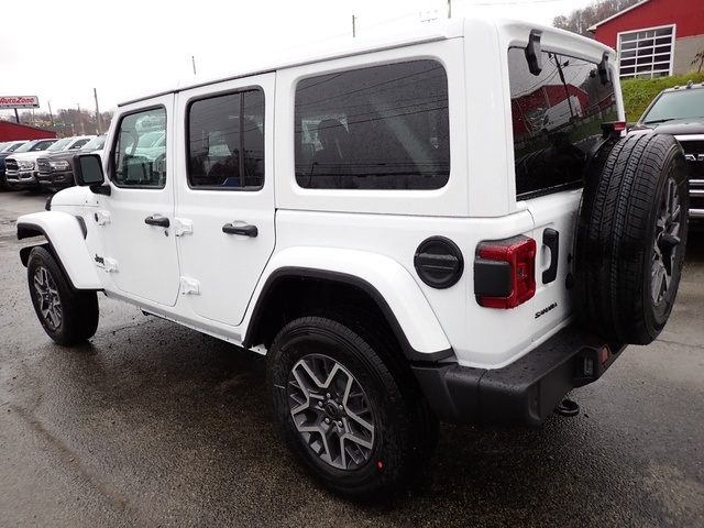 2025 Jeep Wrangler Sahara photo 3