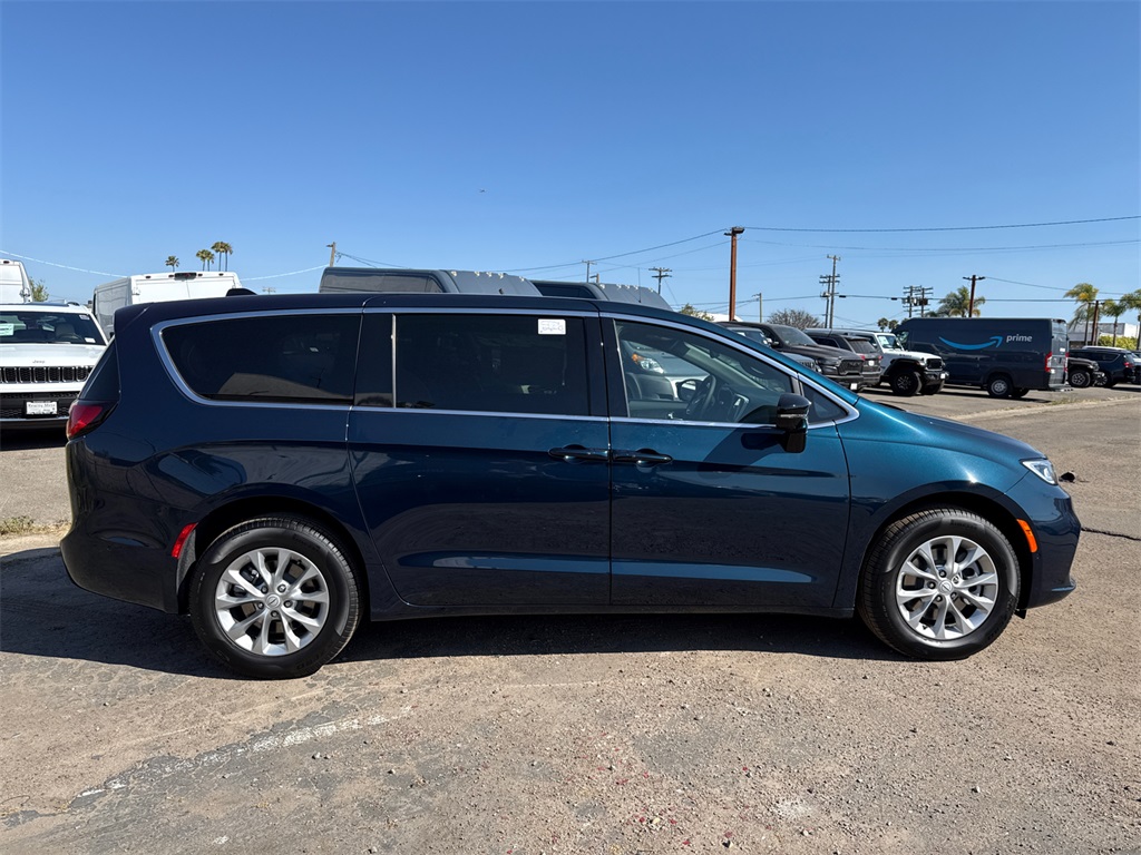 2025 Chrysler Pacifica photo 6