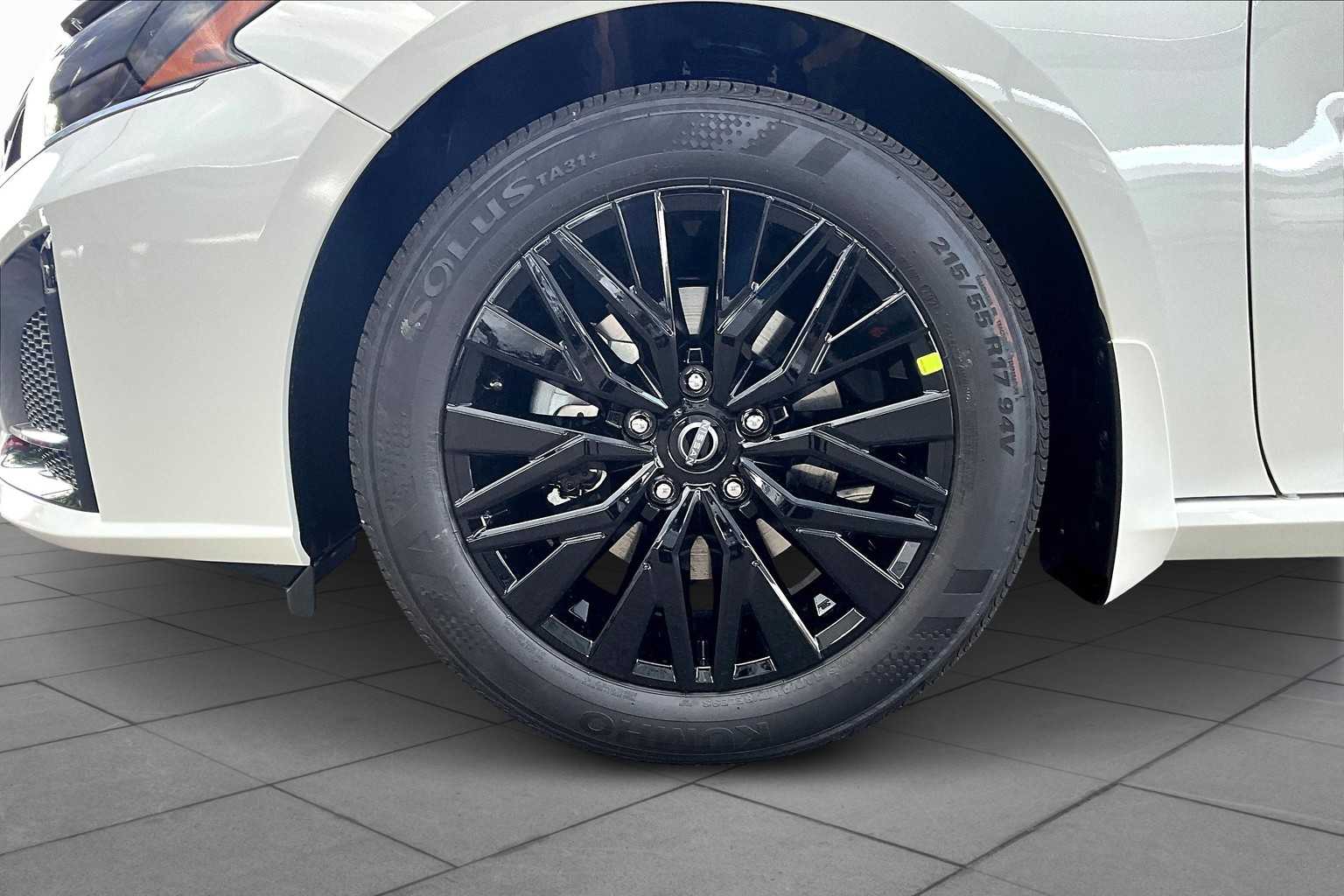 2025 Nissan Altima SV photo 9