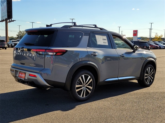 2025 Nissan Pathfinder Platinum photo 3