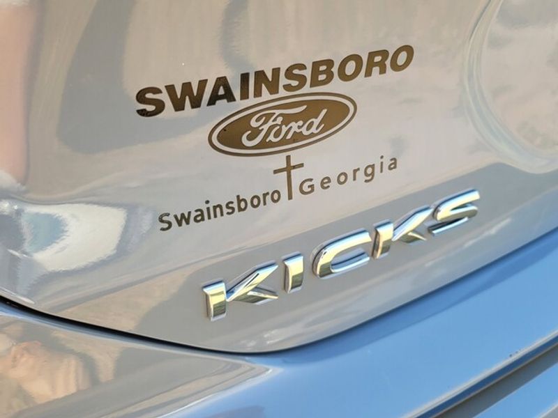 2023 Nissan Kicks SR photo 6