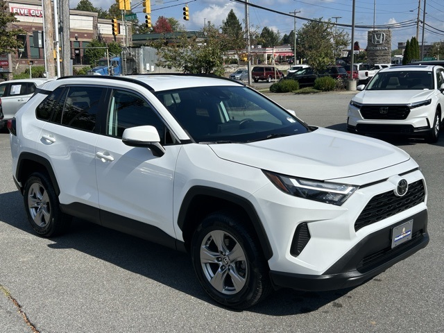 2023 Toyota RAV4 XLE photo 2