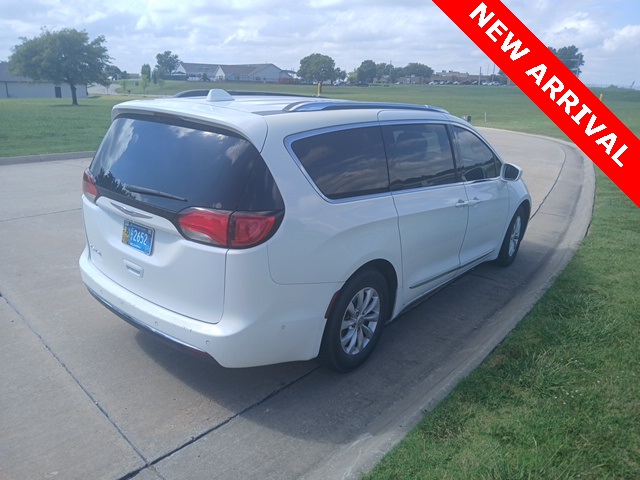 2018 Chrysler Pacifica Touring L photo 2