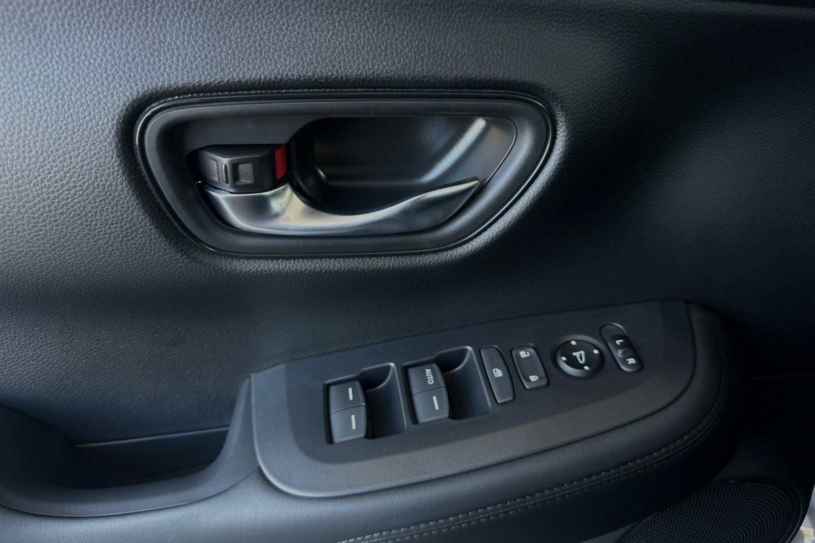 2025 Honda HR-V LX photo 10