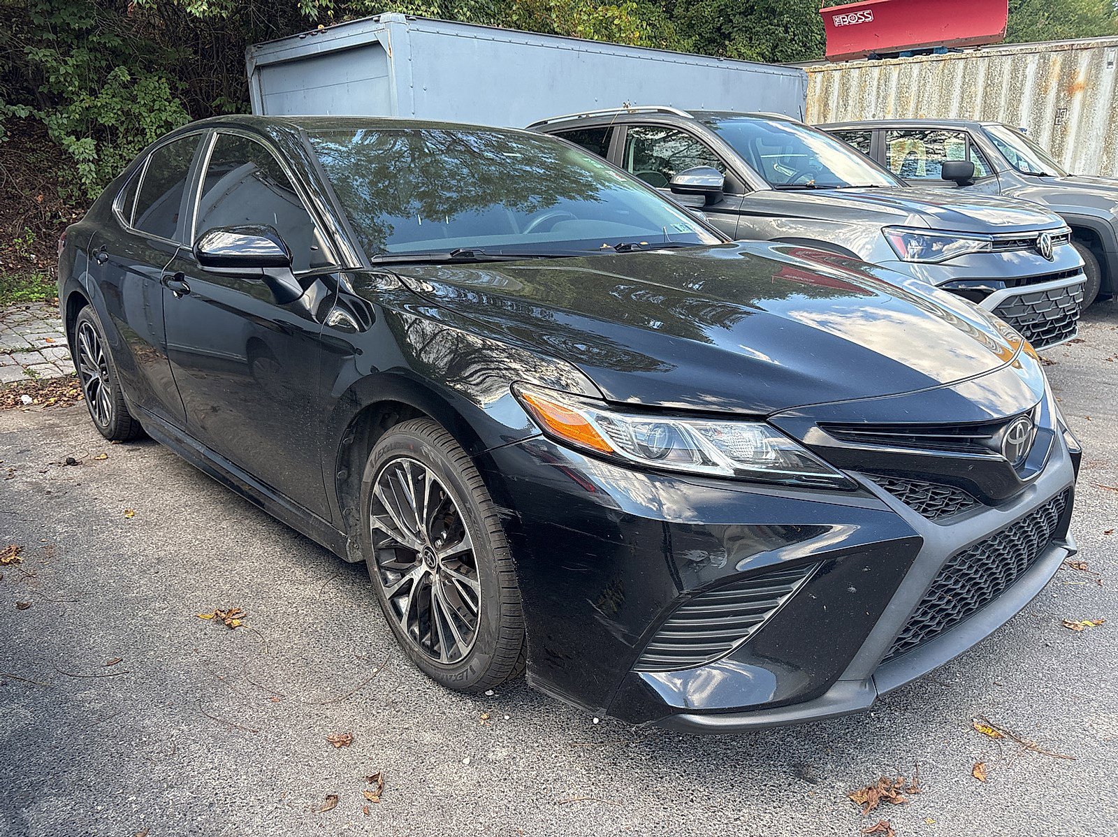 2020 Toyota Camry SE photo 3