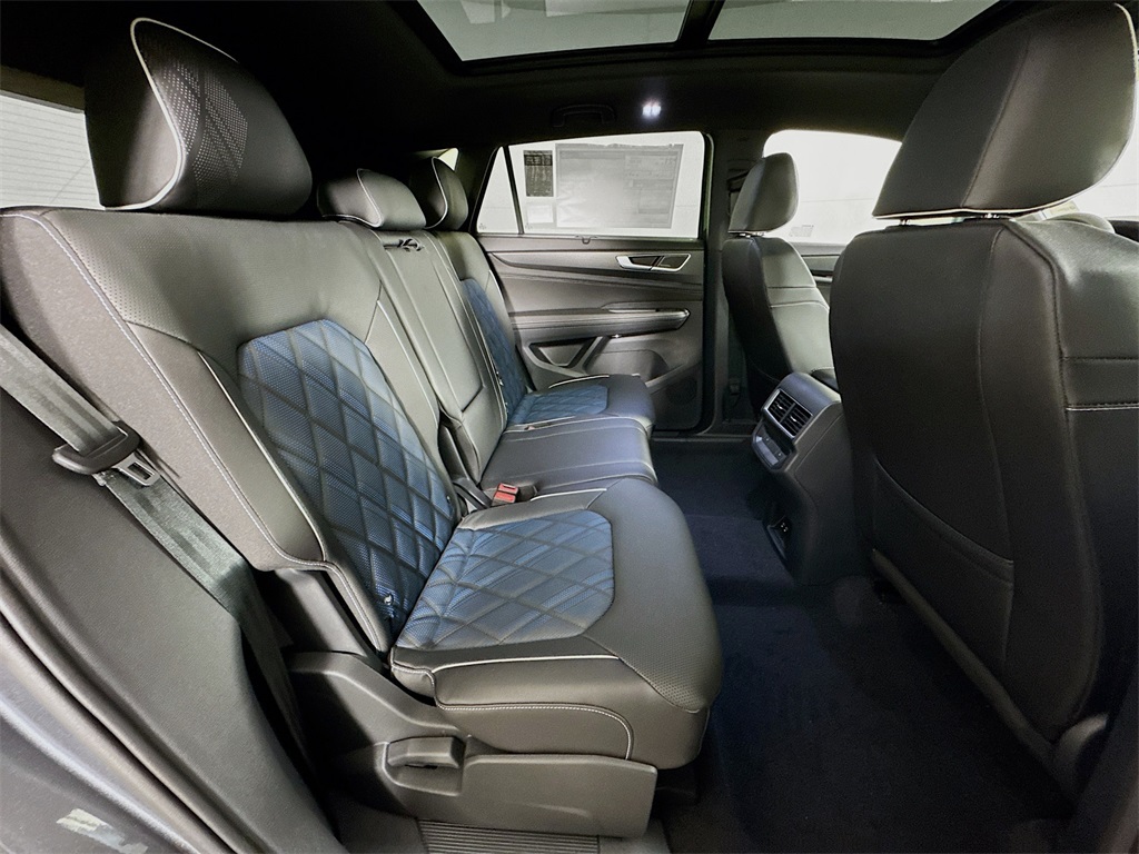 2025 Volkswagen Atlas Cross Sport SEL Premium R-Line photo 18
