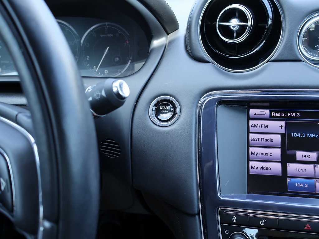 2014 Jaguar XJ Base photo 26