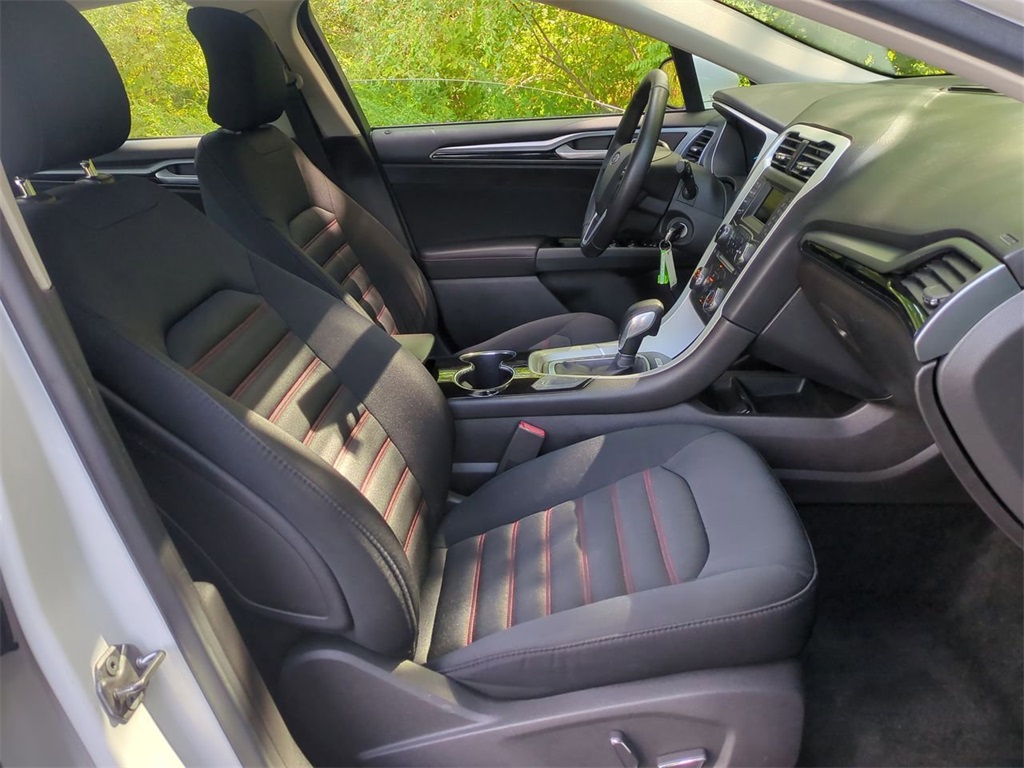 2016 Ford Fusion SE photo 21