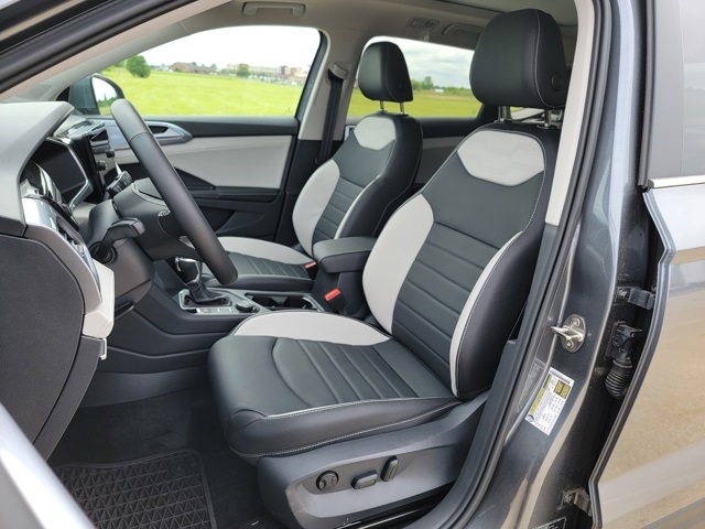 2025 Volkswagen Taos SEL photo 2
