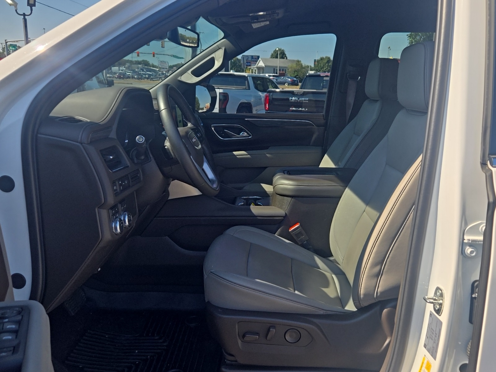2024 Gmc Yukon XL SLT photo 3