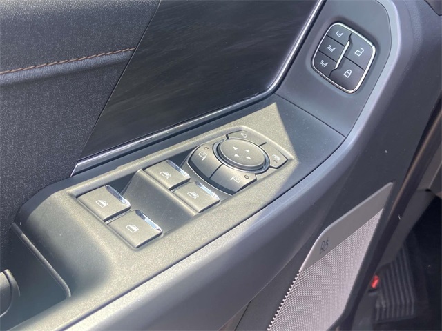 2025 Ford F-150 Lightning Lariat photo 12