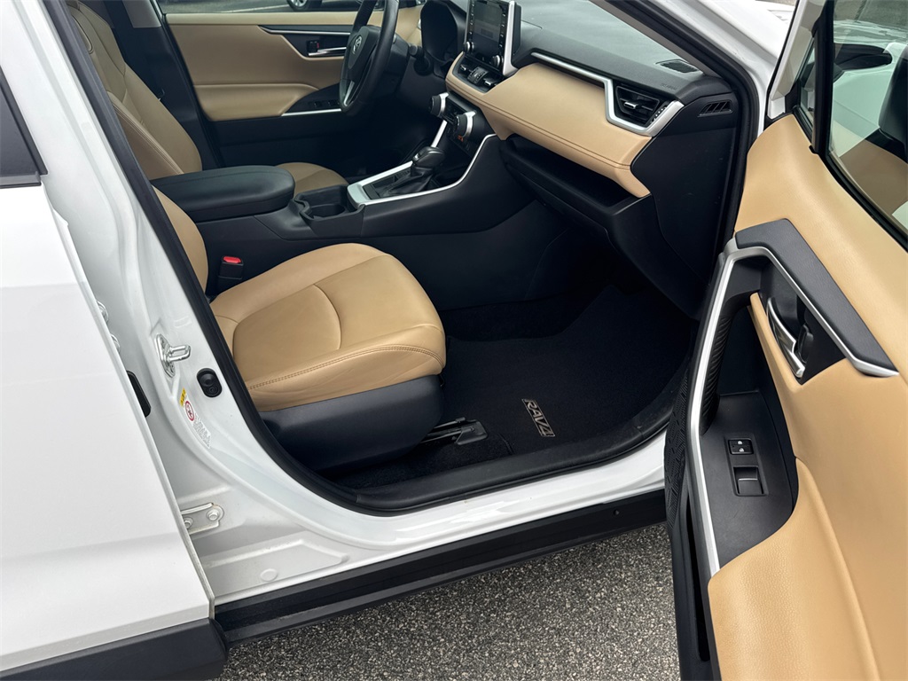 2019 Toyota RAV4 XLE Premium photo 13