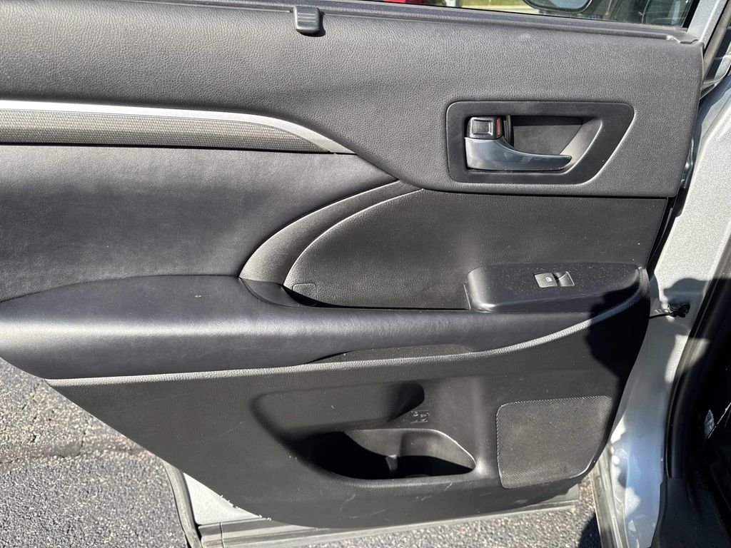 2019 Toyota Highlander SE XLE photo 10