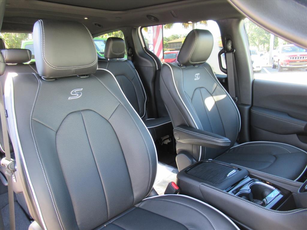 2026 Chrysler Pacifica Limited photo 9