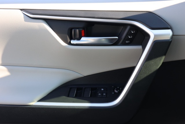 2021 Toyota RAV4 Hybrid XLE Premium photo 22