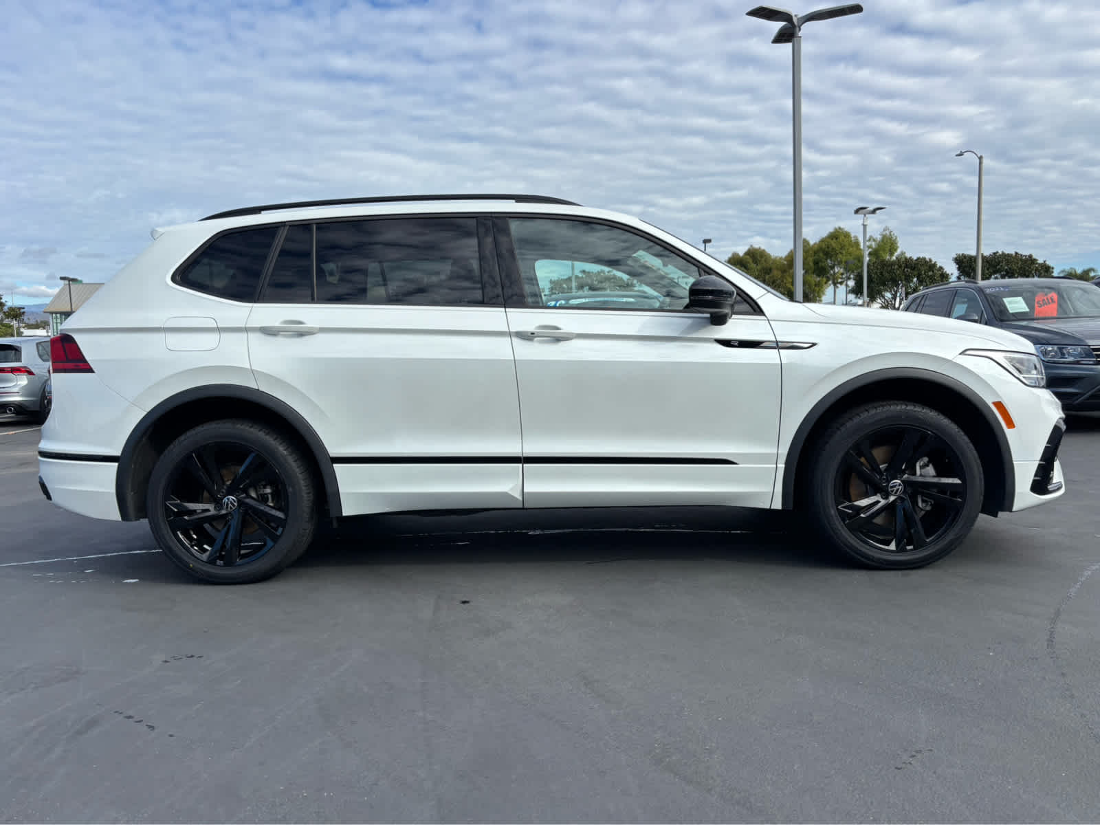 2023 Volkswagen Tiguan SE R-Line Black photo 2