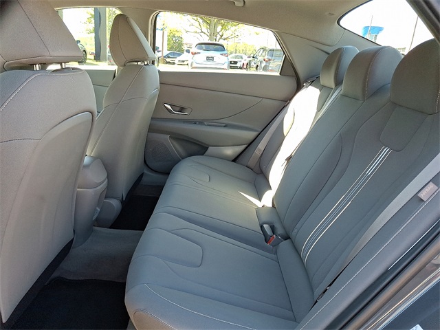 2024 Hyundai Elantra SEL photo 8