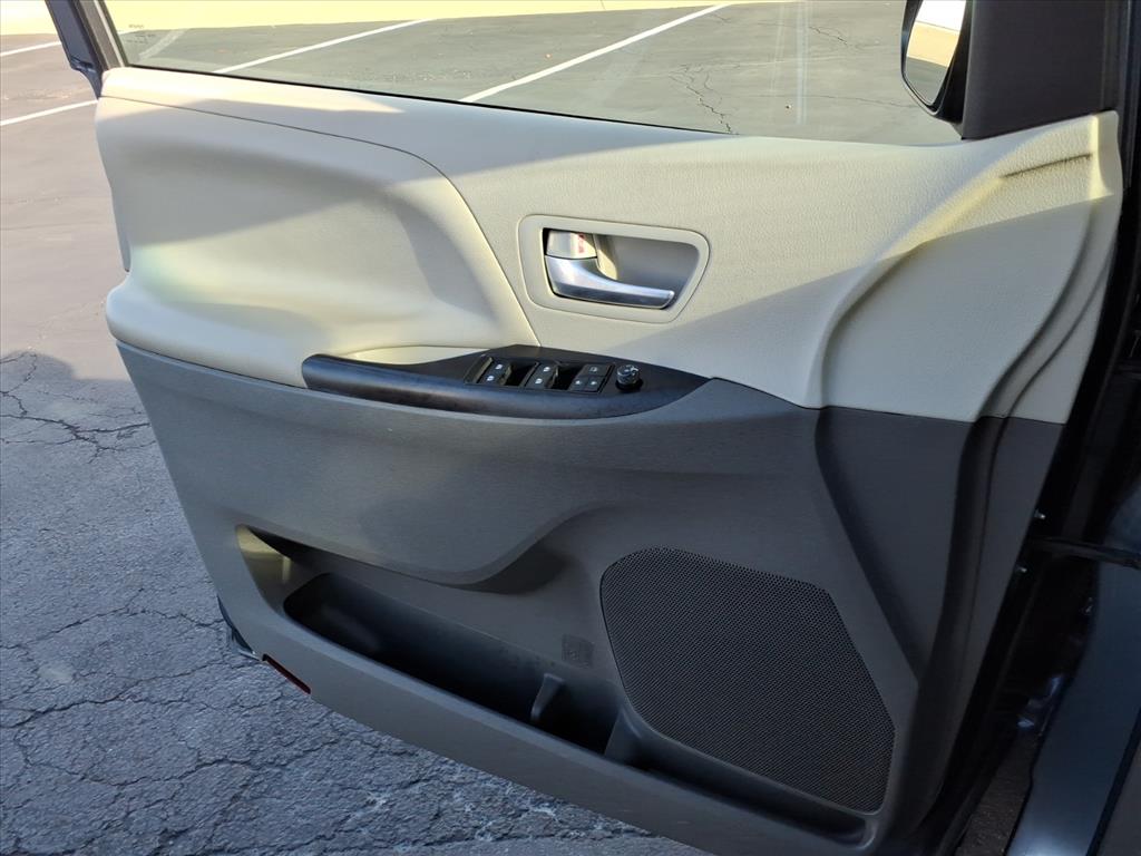 2015 Toyota Sienna LE photo 9