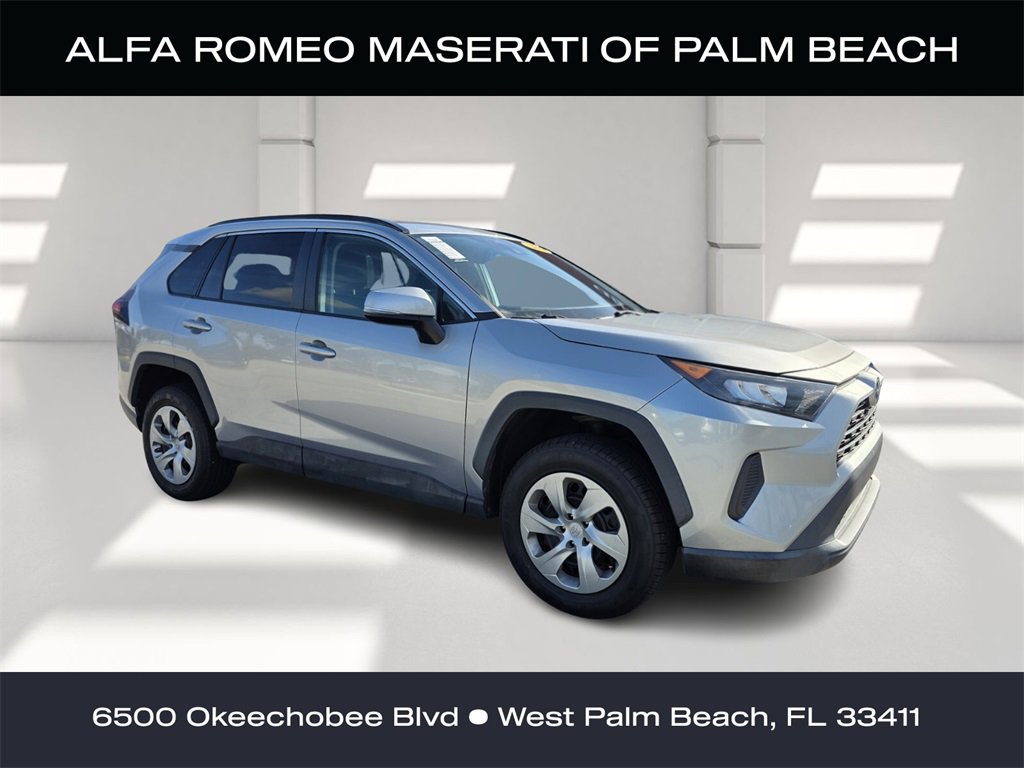 2021 Toyota RAV4 LE's photo