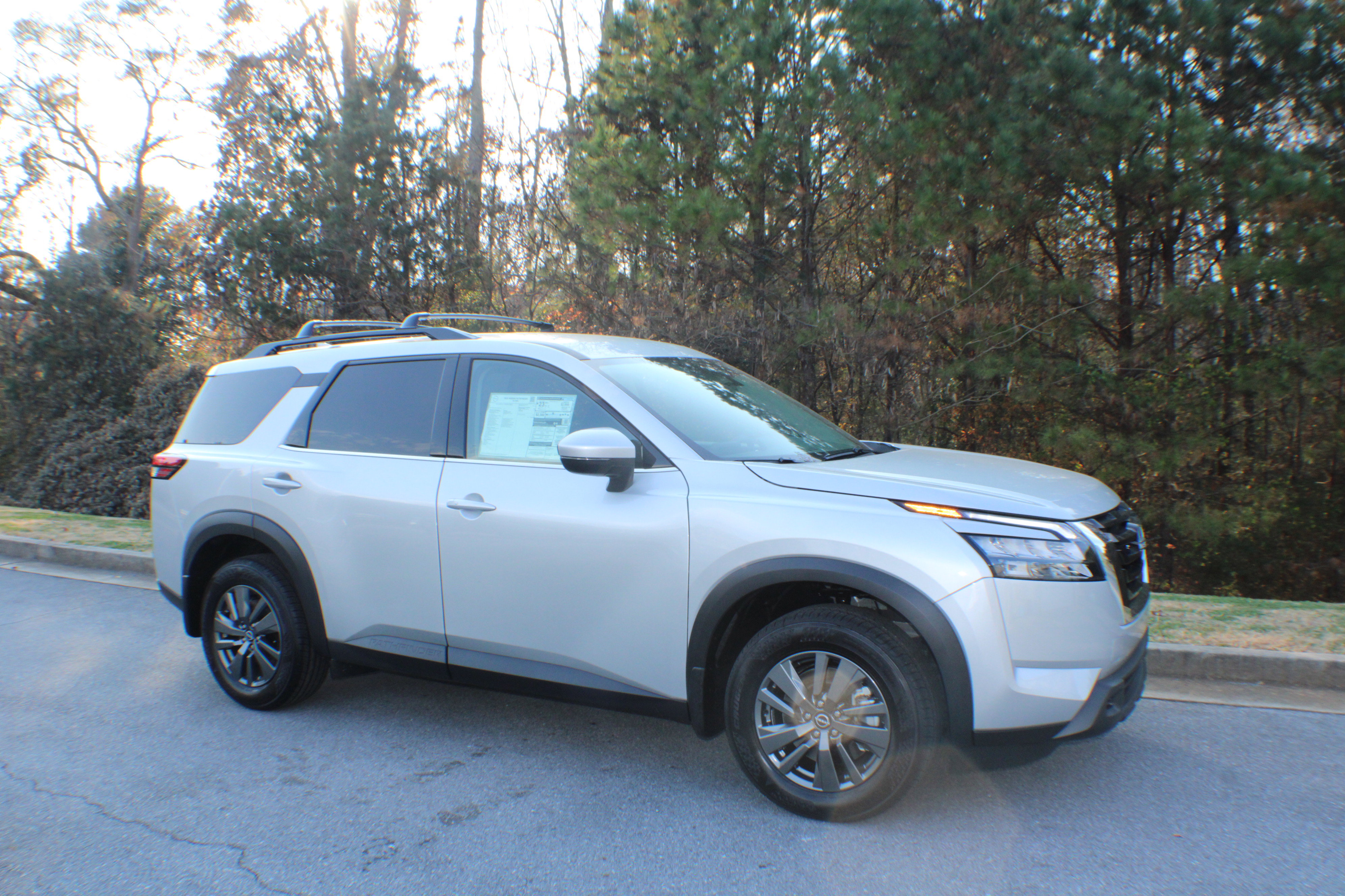 2025 Nissan Pathfinder SV's photo