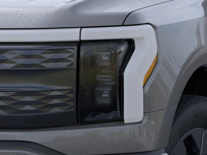 2025 Ford F-150 Lightning Lariat photo 18