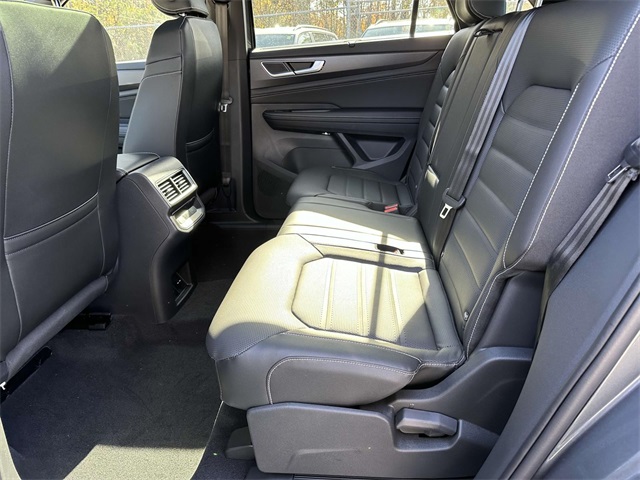 2025 Volkswagen Atlas Cross Sport SEL R-Line photo 6