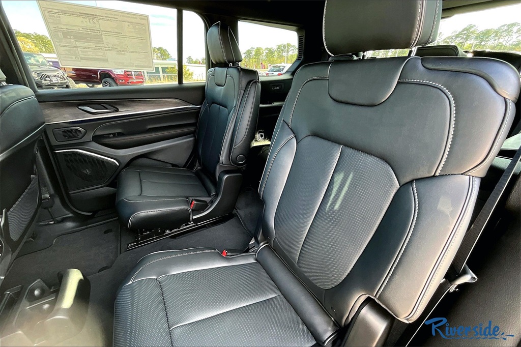 2025 Jeep Grand Cherokee Overland photo 10