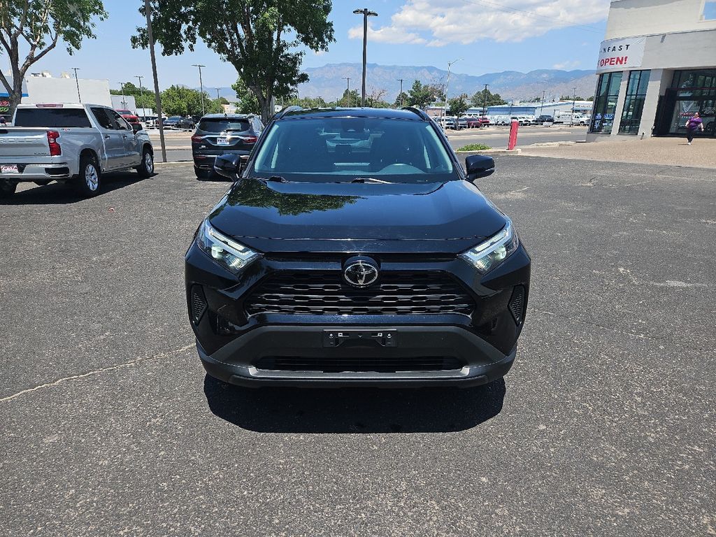 2024 Toyota RAV4 XLE photo 3