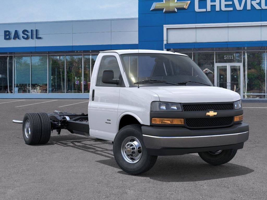 2025 Chevrolet Express Cutaway Base photo 6