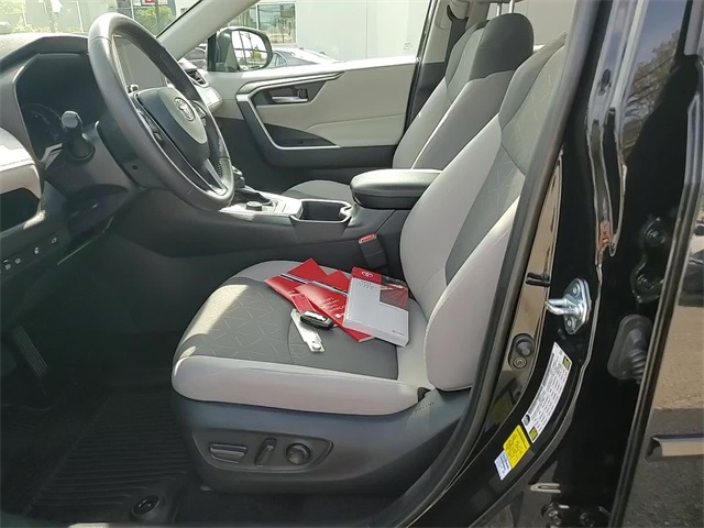 2025 Toyota RAV4 Hybrid XLE photo 11