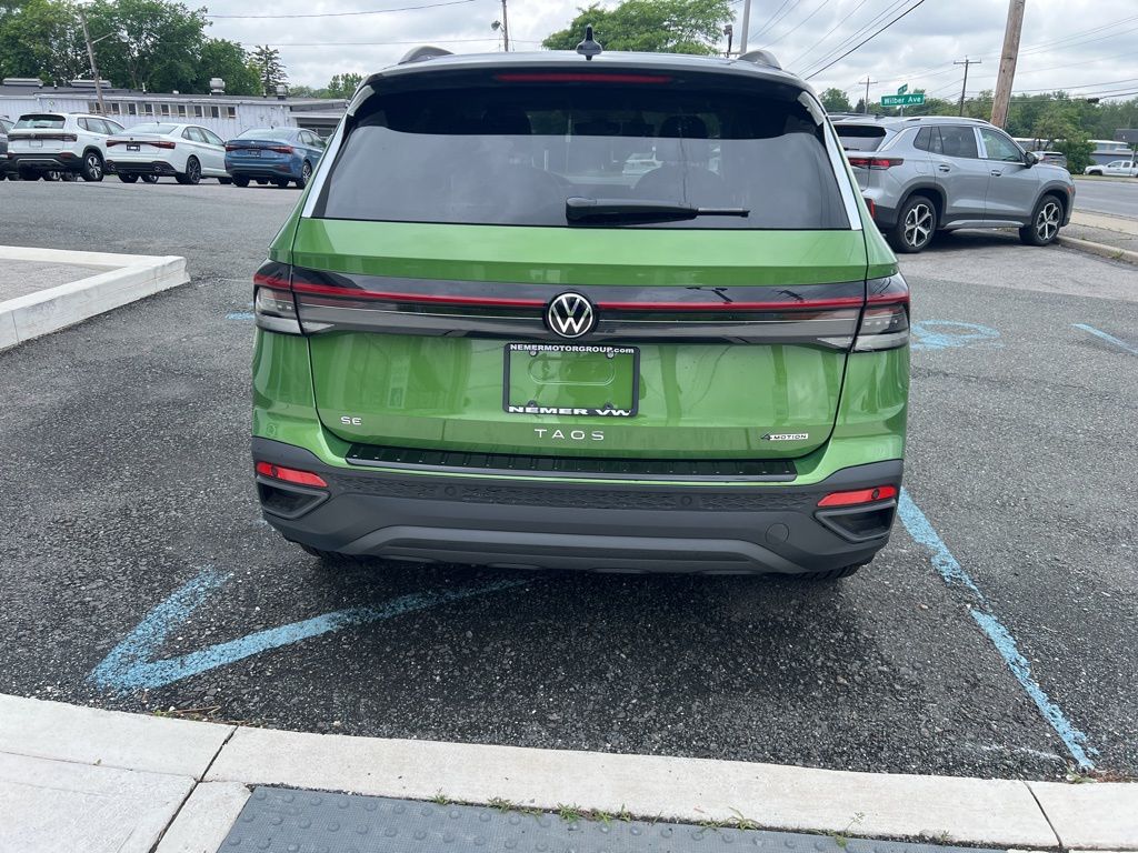 2025 Volkswagen Taos SE photo 4