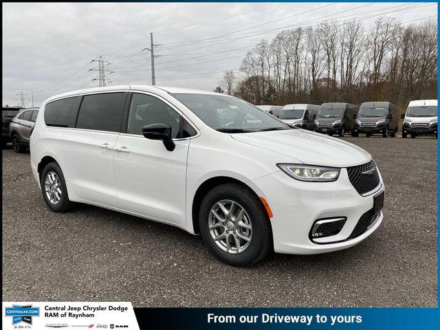 2026 Chrysler Pacifica Select's photo