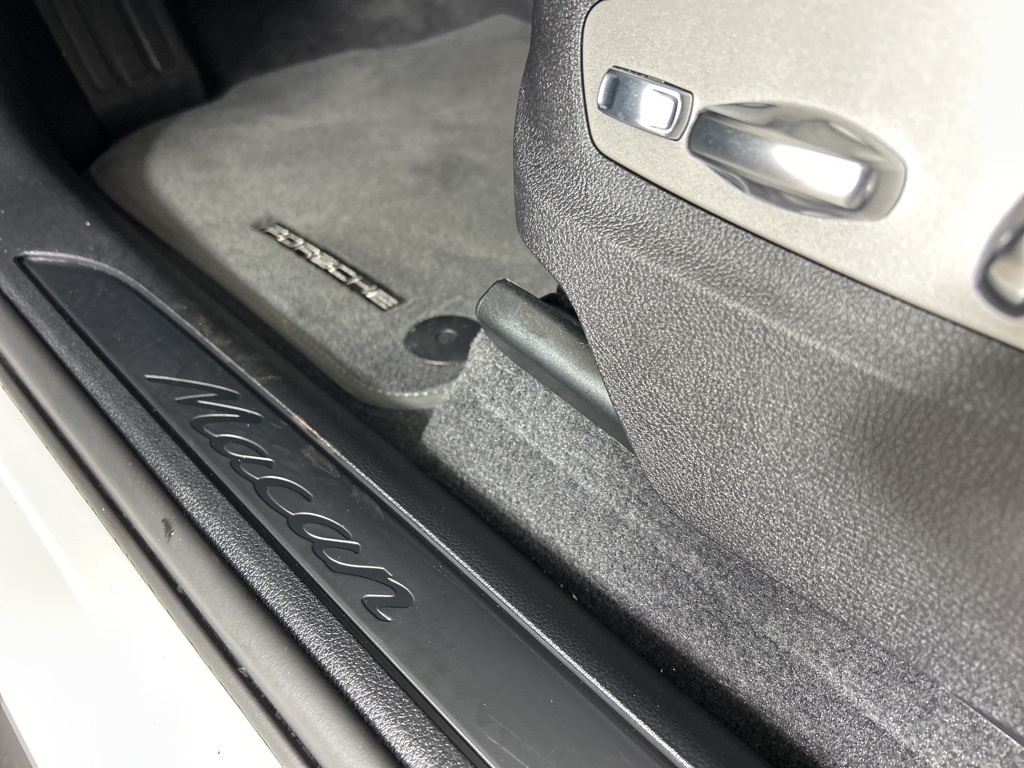 2025 Porsche Macan Base photo 15