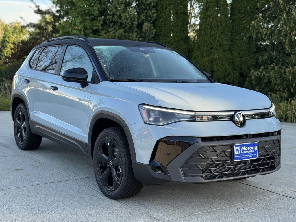 2025 Volkswagen Taos SE Black's photo