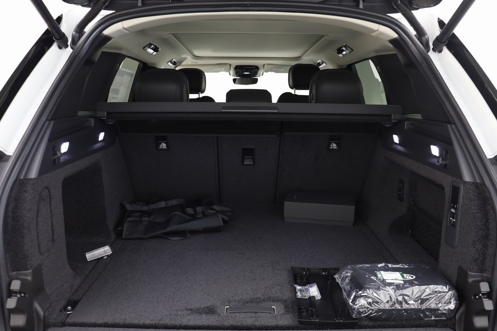 2025 Land Rover Range Rover SE photo 14