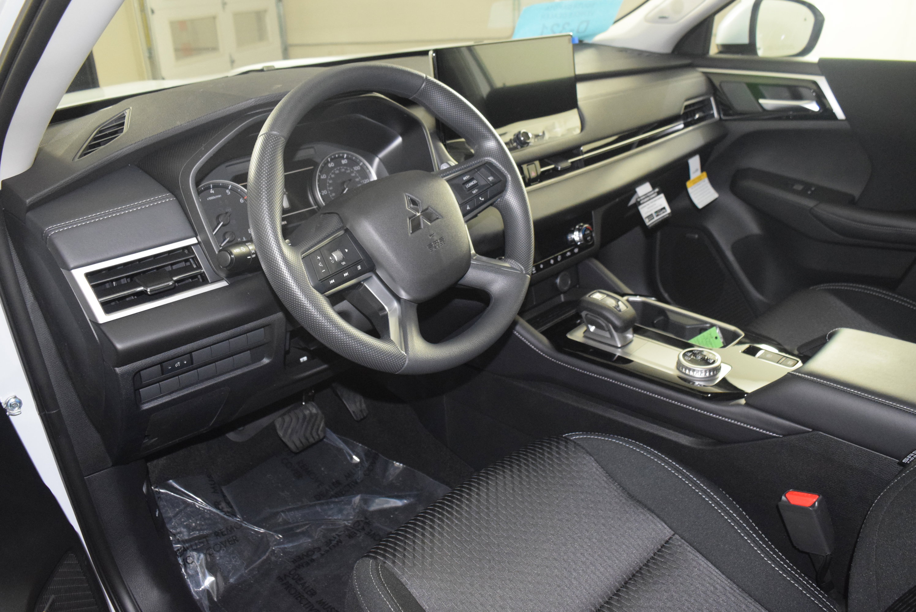 2025 Mitsubishi Outlander ES photo 2