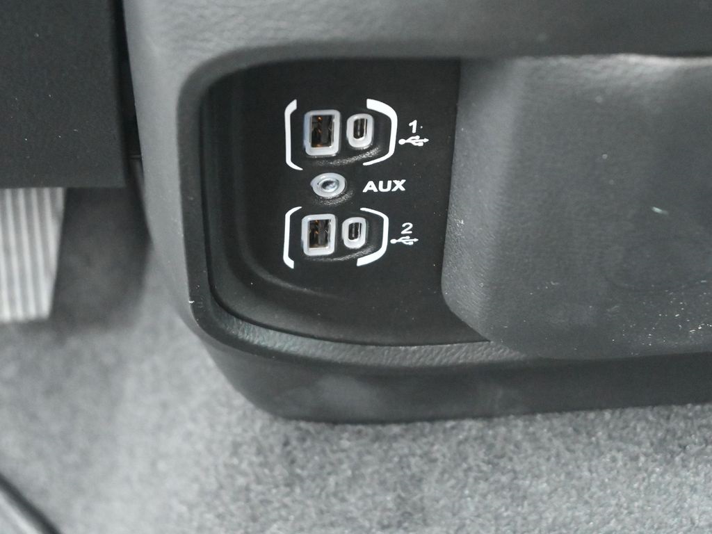 2025 Ram 1500 Tradesman photo 3