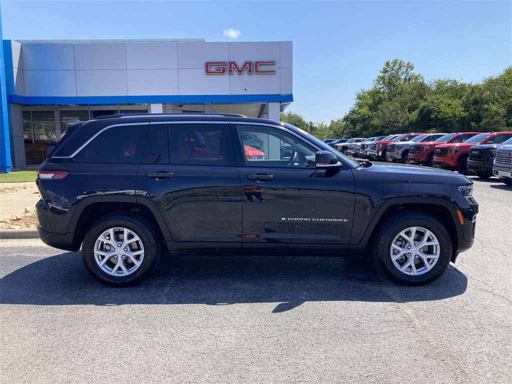 2023 Jeep Grand Cherokee Limited photo 2