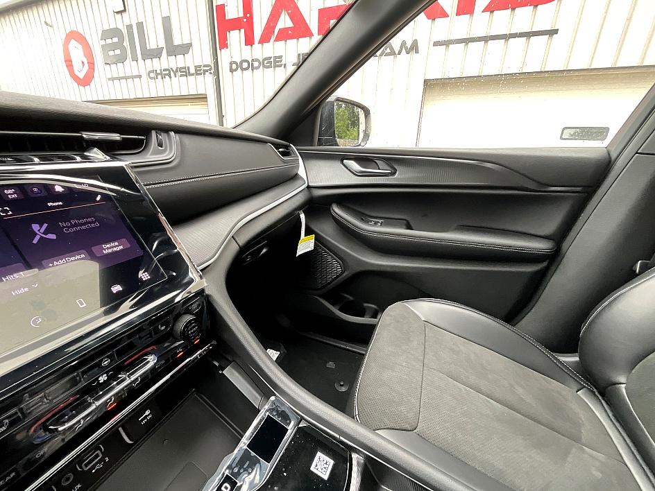 2025 Jeep Grand Cherokee Altitude X photo 28