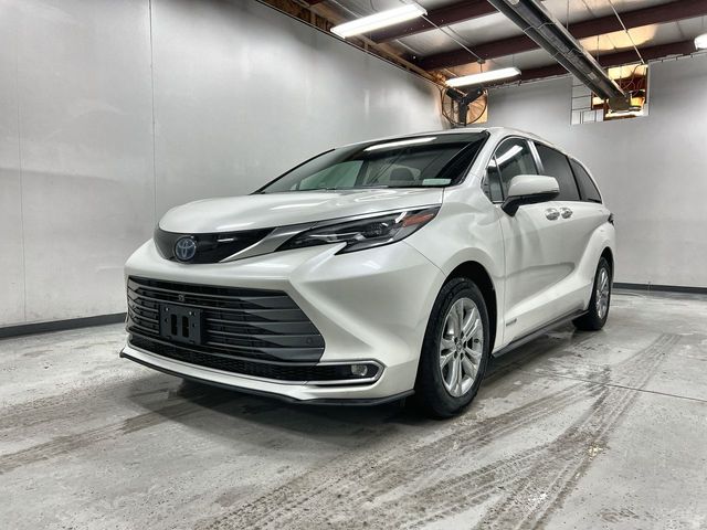 2021 Toyota Sienna Platinum's photo